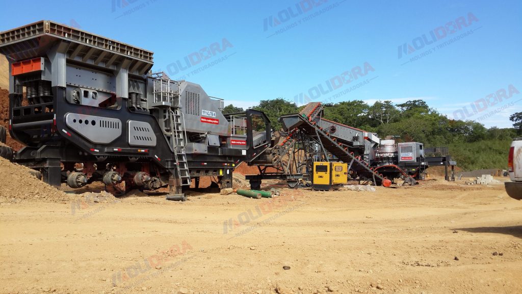 La estación móvil de trituración y clasificación de mineral de hierro ha entrado en producción.